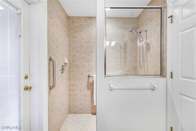 bathroom featuring a tile shower