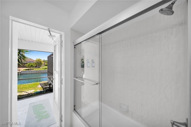 bathroom with combined bath / shower with glass door