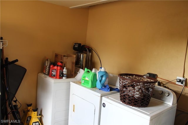 washroom featuring washing machine and clothes dryer