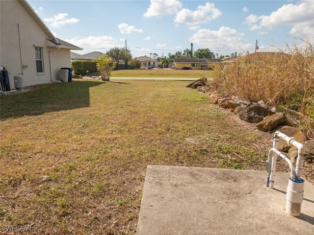 view of yard featuring a patio