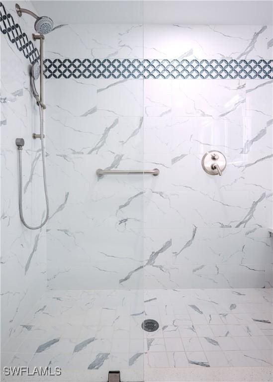 bathroom featuring tiled shower