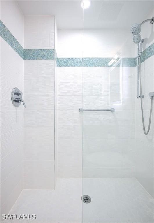 bathroom featuring a tile shower