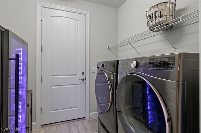 laundry room featuring light wood-type flooring and independent washer and dryer