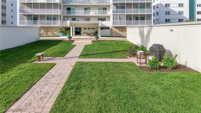 view of yard featuring a patio