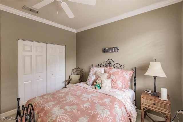 bedroom featuring visible vents, a ceiling fan, a closet, carpet floors, and crown molding