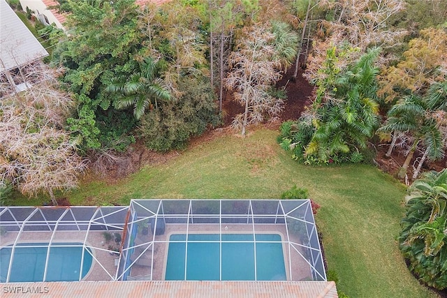 view of swimming pool with a yard