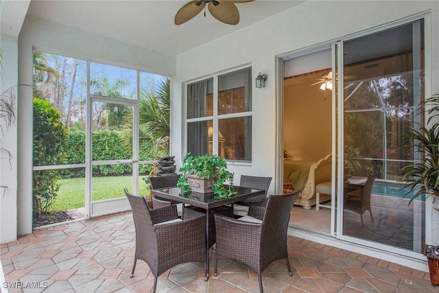 sunroom with ceiling fan