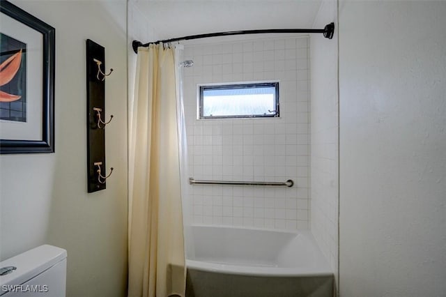 bathroom featuring toilet and shower / tub combo