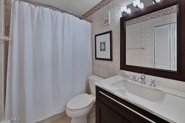 full bathroom with curtained shower, visible vents, toilet, vanity, and wallpapered walls