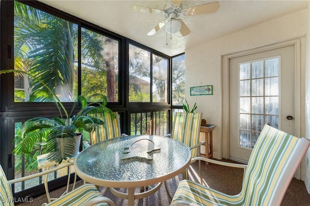 sunroom with ceiling fan