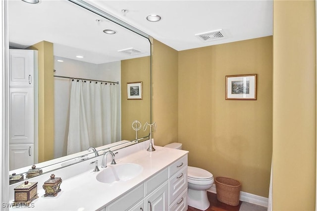 bathroom featuring a shower with curtain, vanity, and toilet