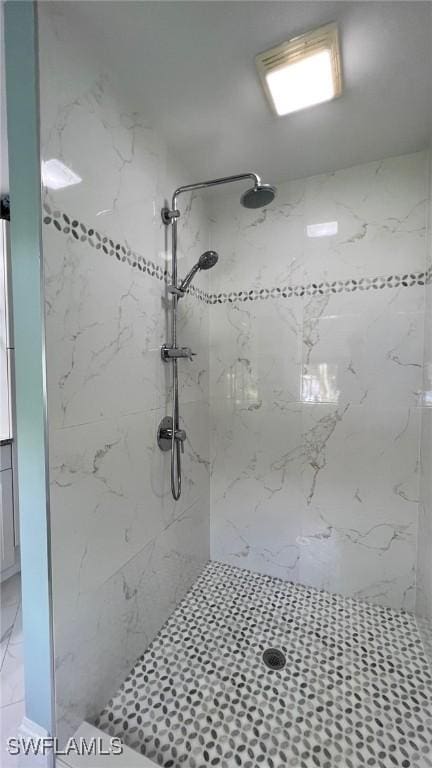 bathroom featuring a tile shower