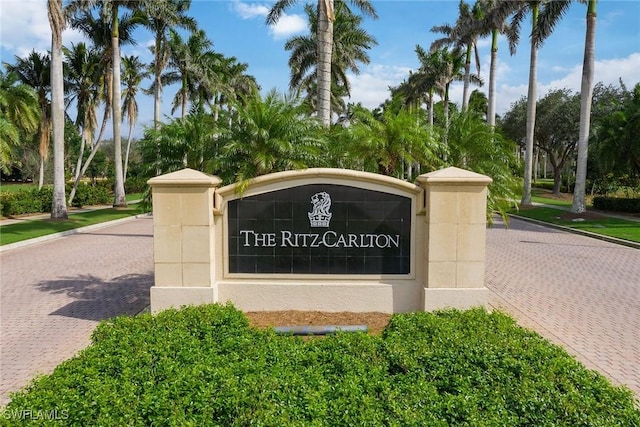 community sign with decorative driveway