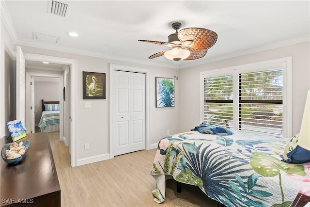 bedroom with ceiling fan, a closet, and ornamental molding