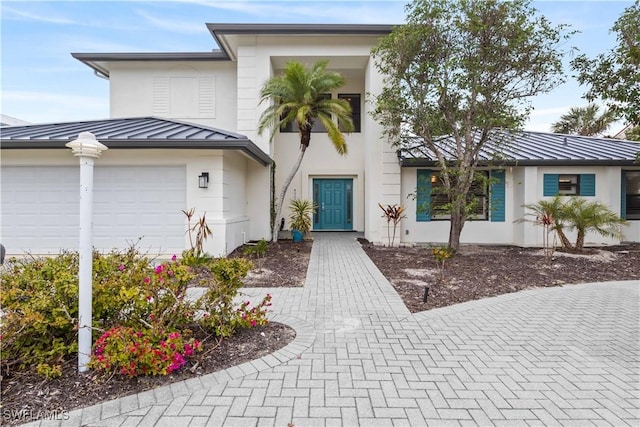 view of front facade featuring a garage