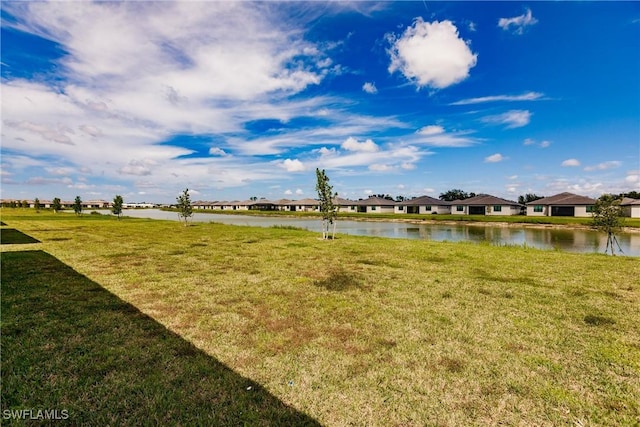 view of yard featuring a water view