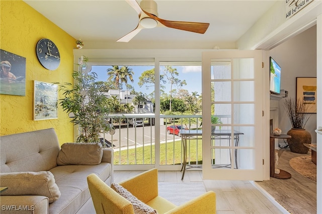 sunroom / solarium with ceiling fan