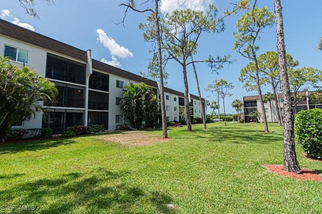 view of property's community featuring a lawn