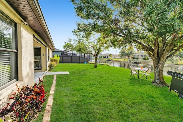 view of yard featuring a water view