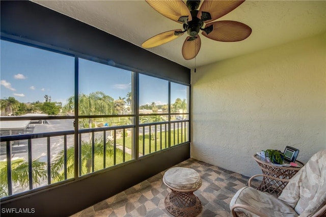 sunroom with ceiling fan