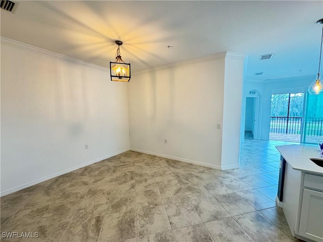 empty room featuring crown molding and an inviting chandelier