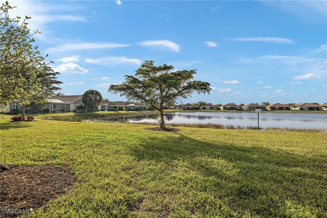 view of yard featuring a water view