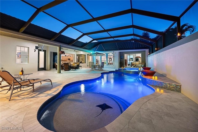 view of swimming pool featuring an in ground hot tub, a patio area, ceiling fan, and a lanai