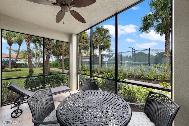 sunroom with ceiling fan