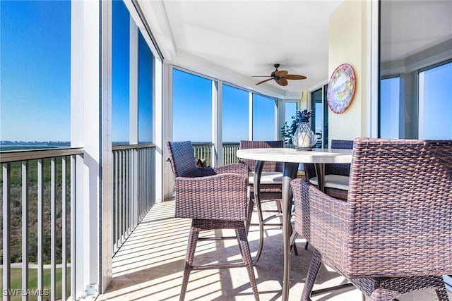 sunroom with ceiling fan