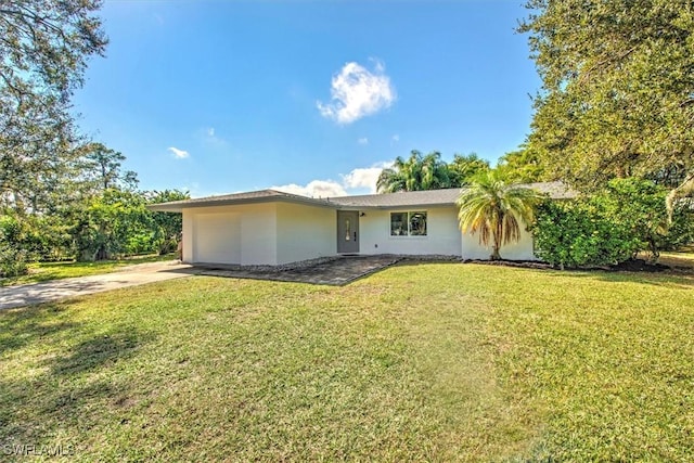 view of front of property with a front yard