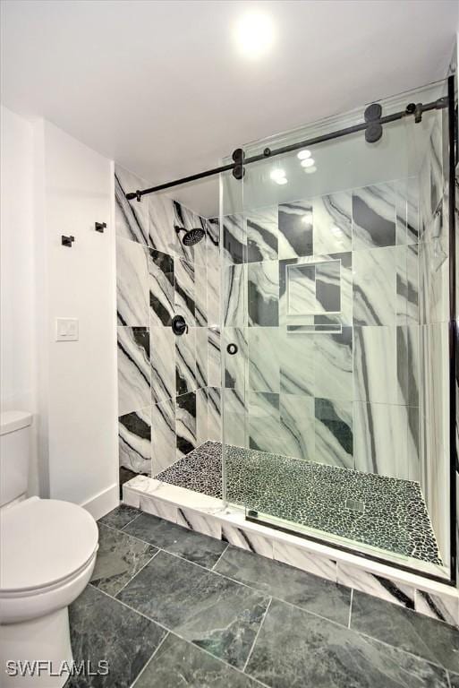 bathroom featuring a tile shower and toilet