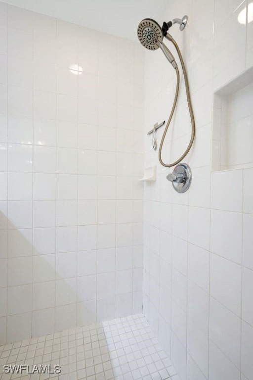 bathroom featuring a tile shower