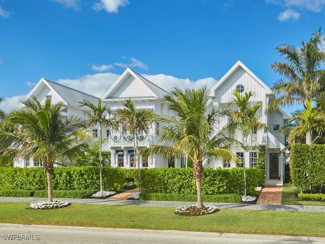 view of front facade with a front lawn