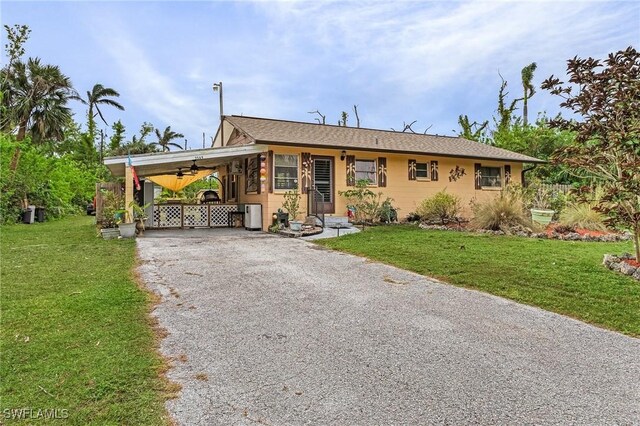 view of front of home featuring a front yard and a carport