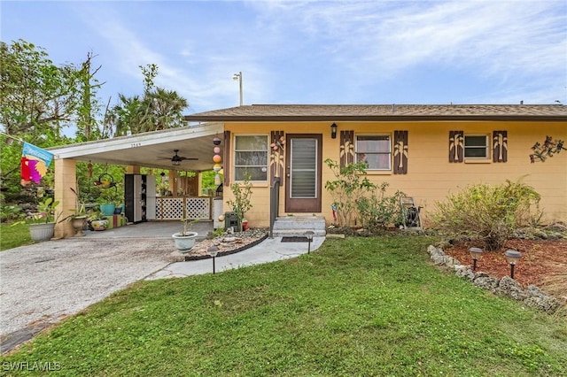 view of front of home featuring a front yard, ceiling fan, and a carport