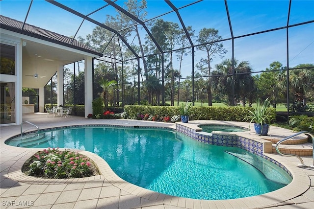 view of swimming pool with an in ground hot tub, a patio area, ceiling fan, and a lanai