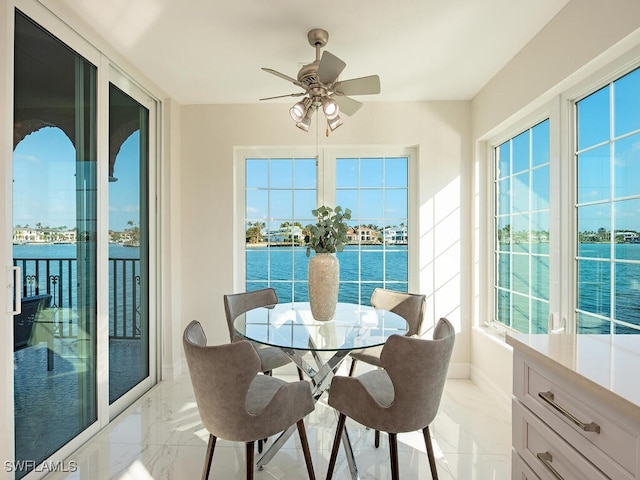 sunroom with ceiling fan