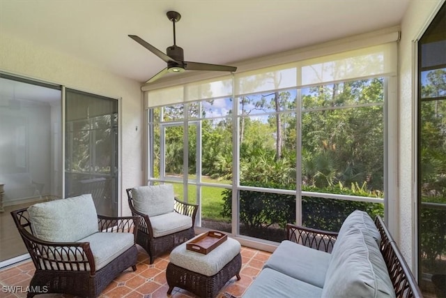 sunroom with ceiling fan