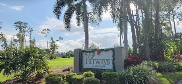 community sign with a yard