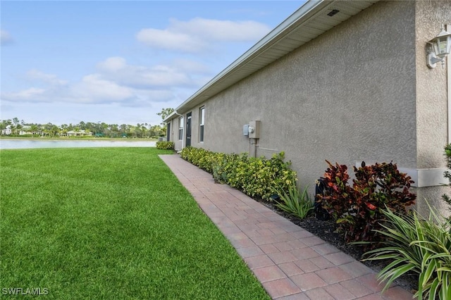 view of yard featuring a water view