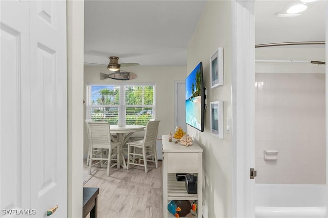 sunroom with ceiling fan