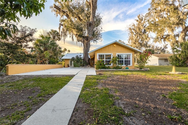 ranch-style home with a yard