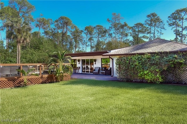 view of yard featuring a patio area