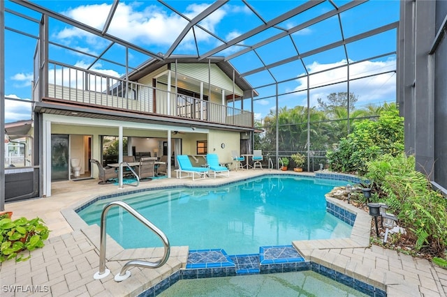 view of swimming pool with a patio, a lanai, and an in ground hot tub