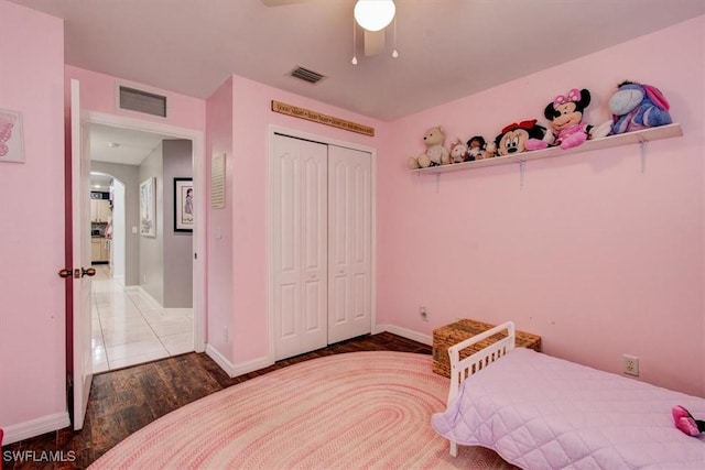 bedroom with ceiling fan, a closet, and hardwood / wood-style floors