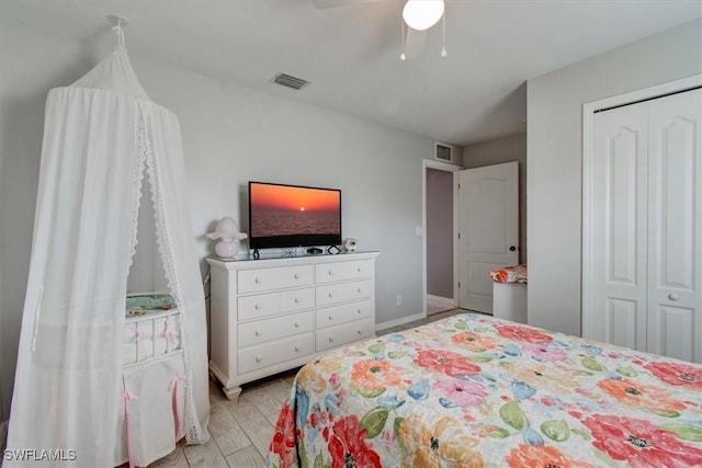 3622 NE 18th Pl, Cape Coral, FL 33909 - bedroom featuring light wood-style floors, visible vents, a ceiling fan, and a closet