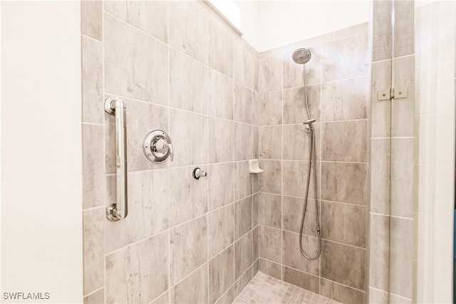 bathroom featuring a tile shower