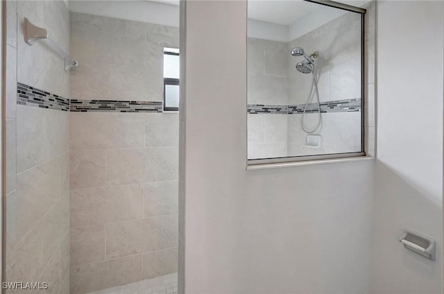 bathroom featuring tiled shower