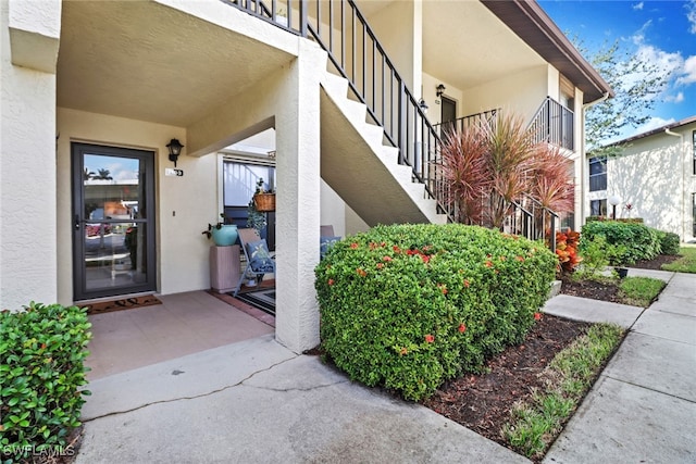 property entrance featuring a balcony