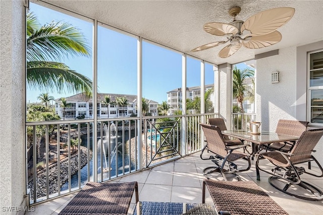 sunroom with ceiling fan